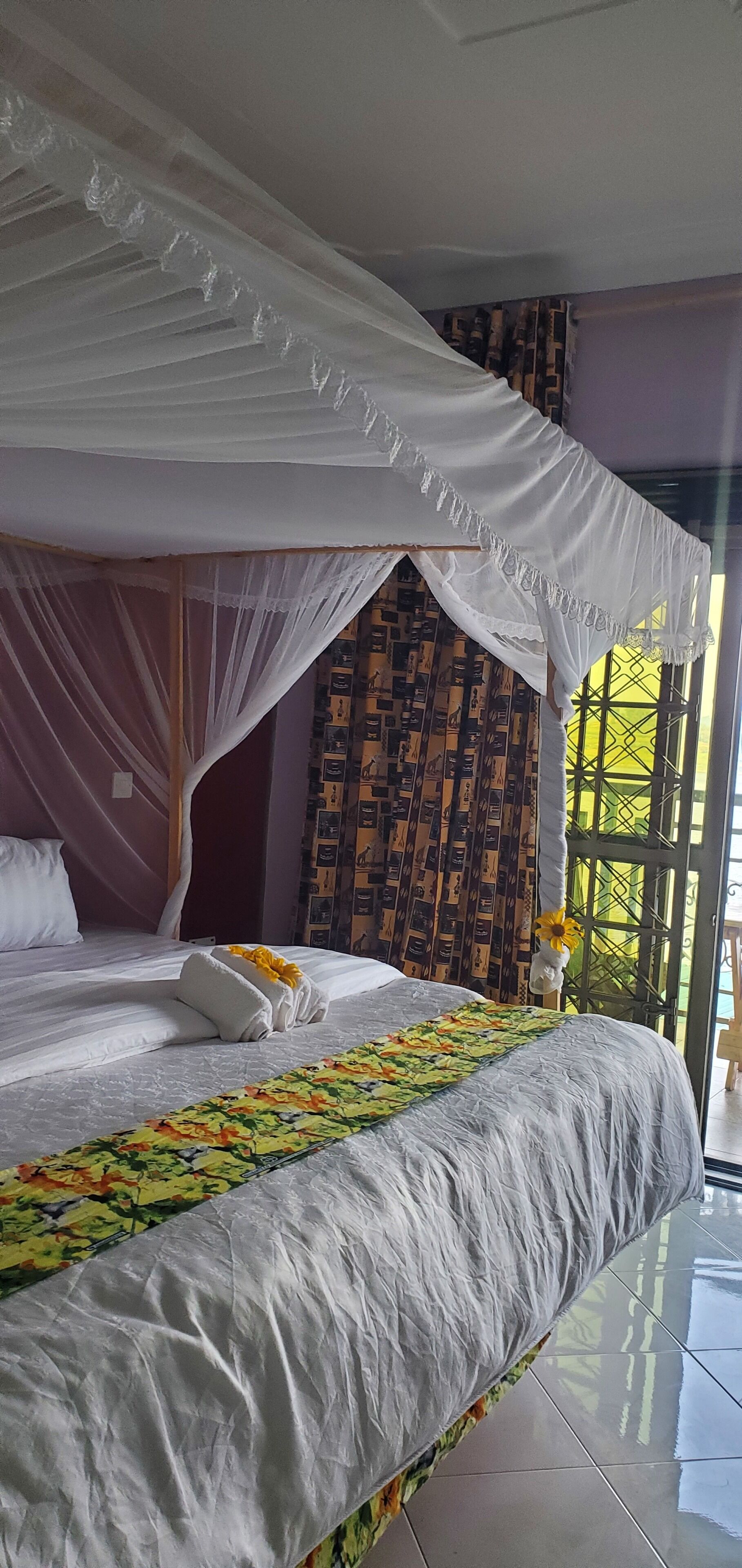 标准双人房或双床房, 阳台, 湖景 | 办公桌