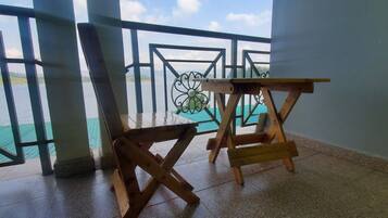 Standard Double or Twin Room, Balcony, Lake View | Desk