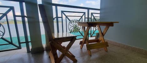 Standard Double or Twin Room, Balcony, Lake View | Meja