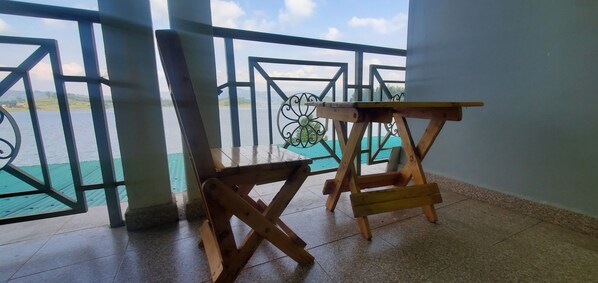 Standard Double or Twin Room, Balcony, Lake View | Desk