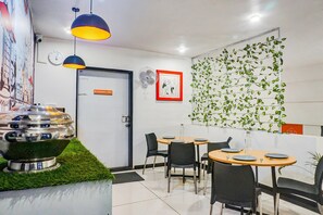 House | Dining - Super Townhouse Hadapsar Savali Inn (Pune)