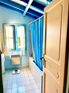 Ducha, secador de pelo y toallas