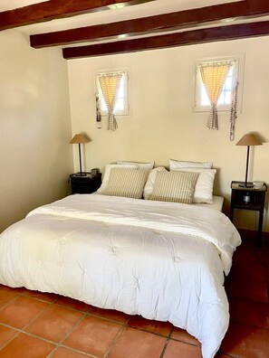 4 bedrooms, iron/ironing board, WiFi, bed sheets