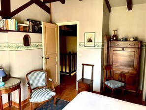 4 dormitorios, tabla de planchar con plancha, wifi y ropa de cama