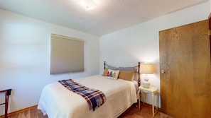 Iron/ironing board, travel cot, Internet, bed sheets