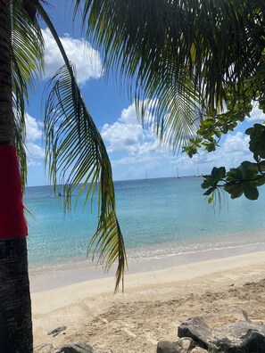 Chaises longues, serviettes de plage
