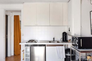 Réfrigérateur, four à micro-ondes, un four, surface de cuisson