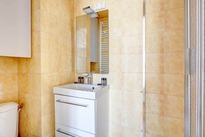 Dusche, Haartrockner, Handtücher, Shampoo