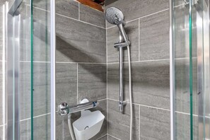 Dusche, kostenlose Toilettenartikel, Haartrockner, Handtücher