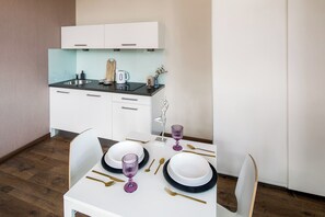 Studio Suite có tầm nhìn toàn cảnh, quang cảnh sông | Bếp riêng | Tủ lạnh, bếp nấu, ấm điện, dụng cụ nấu nướng/bát dĩa/dao nĩa 