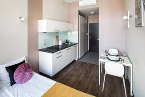 Studio Suite Superior, quang cảnh sông | Bếp riêng | Tủ lạnh, bếp nấu, ấm điện, dụng cụ nấu nướng/bát dĩa/dao nĩa 