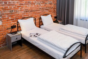 Comfort Studio Suite, Courtyard View | Laptop workspace, iron/ironing board, free WiFi