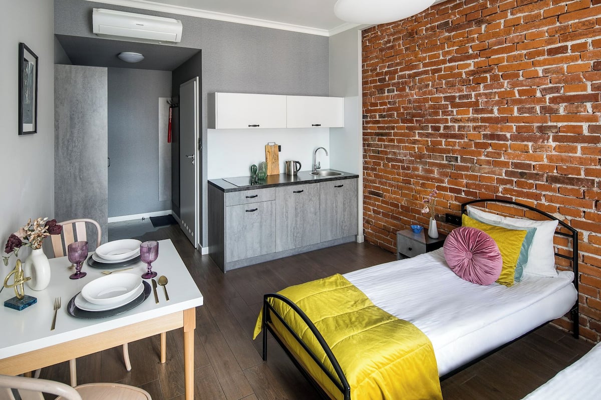 Laptop workspace, soundproofing, iron/ironing board, free WiFi