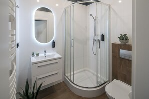 Douche, sèche-cheveux, savon, papier toilette