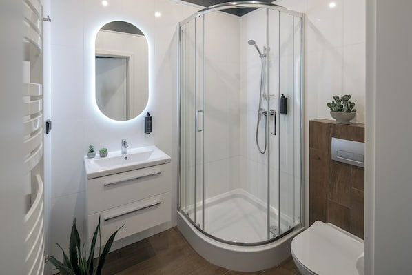Shower, hair dryer, soap, toilet paper - Wavelo Apartments (Kraków)