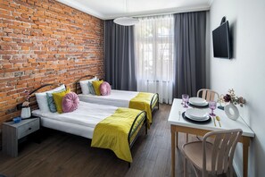 Comfort Studio Suite, Courtyard View | Laptop workspace, soundproofing, iron/ironing board, free WiFi - Wavelo Apartments (Kraków)