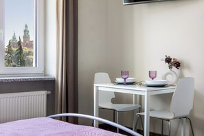 Suite estudio Deluxe | Espacio para trabajar con laptop y insonorización 