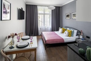 Laptop workspace, iron/ironing board, free WiFi - Wavelo Apartments (Kraków)