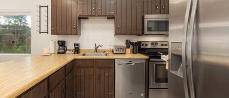 ثلاجة، ميكروويف، فرن، موقد طهي مسطح