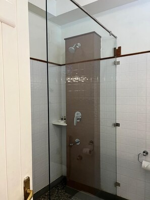 Deluxe Double Room, Garden View | Bathroom