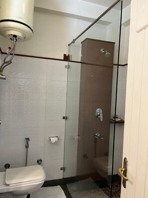 Premier-Dreibettzimmer, Zimmerreinigung, Gartenblick | Badezimmer