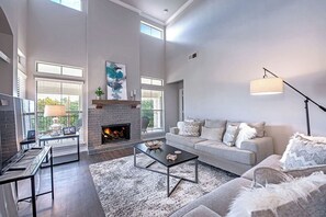 特色公寓客房, 1 間臥室 | 客廳 | 50-吋智慧型電視,提供數位頻道