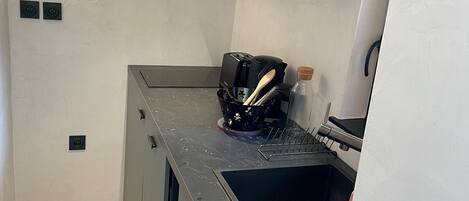 Micro-ondes, plaque de cuisson, lave-vaisselle