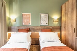 Classic Twin Room | Meja, ruang kerja komputer riba, Wi-fi percuma