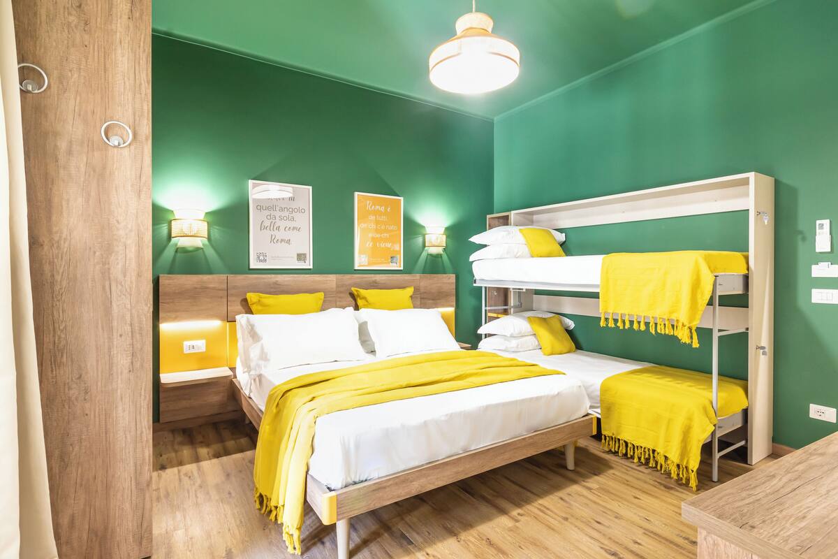 Classic Quadruple Room | Meja, ruang kerja komputer riba, Wi-fi percuma