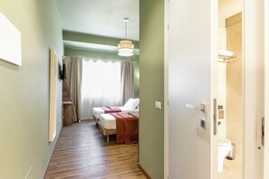 Classic Twin Room | Meja, ruang kerja komputer riba, Wi-fi percuma