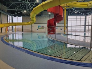 Indoor pool, seasonal outdoor pool, sun loungers - Sandytoes Holidays (Paignton)