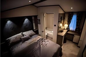 Ameublement personnalisé, Internet gratuit par câble, draps fournis