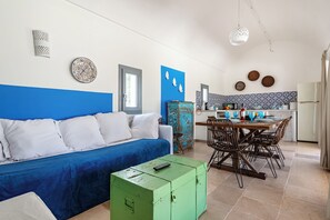 Villa familiar, 3 habitaciones, junto a la montaña (Tenuta Incanto With Private Pool) | Sala de estar | Smart TV de 21 pulgadas con canales digitales