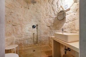 Villa familiare, 3 camere da letto, lato montagna (Tenuta Incanto With Private Pool) | Bagno | Doccia, asciugacapelli, bidet, asciugamani