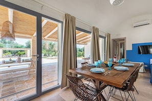Family Villa, 3 Bedrooms, Mountainside (Tenuta Incanto With Private Pool) | Living room | 21-inch Smart TV with digital channels - Tenuta Incanto With Private Pool Ostuni (Ostuni)