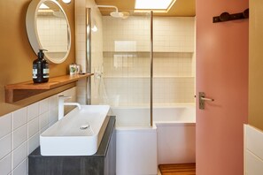 Douche, sèche-cheveux, serviettes fournies