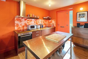 Fridge, oven, stovetop, electric kettle