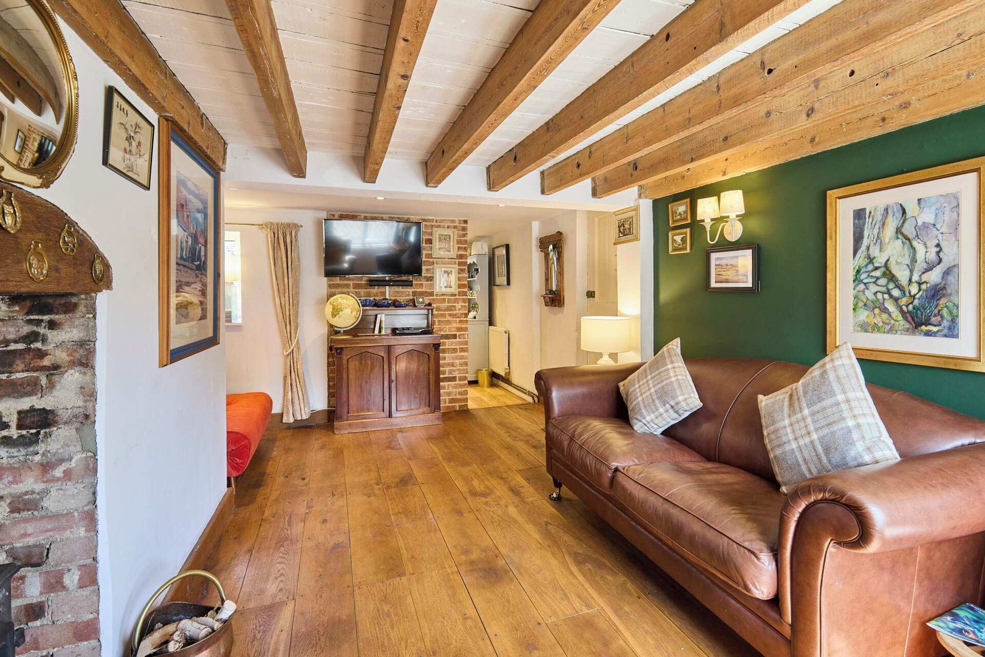 Televisio, takka, DVD-soitin, kirjoja