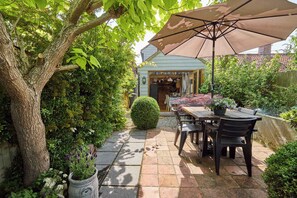 Outdoor dining - Host & Stay | Romney Cottage (Corpusty)