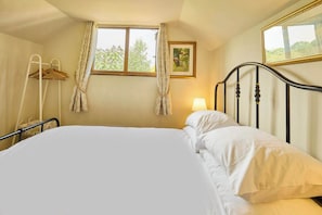 2 bedrooms, desk, iron/ironing board, WiFi