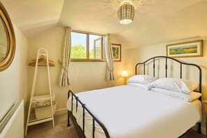 2 bedrooms, desk, iron/ironing board, WiFi - Host & Stay | Romney Cottage (Corpusty)