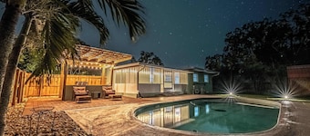 Coastal Pool Retreat - 3BR Oasis Near Downtown and Beaches ☀️