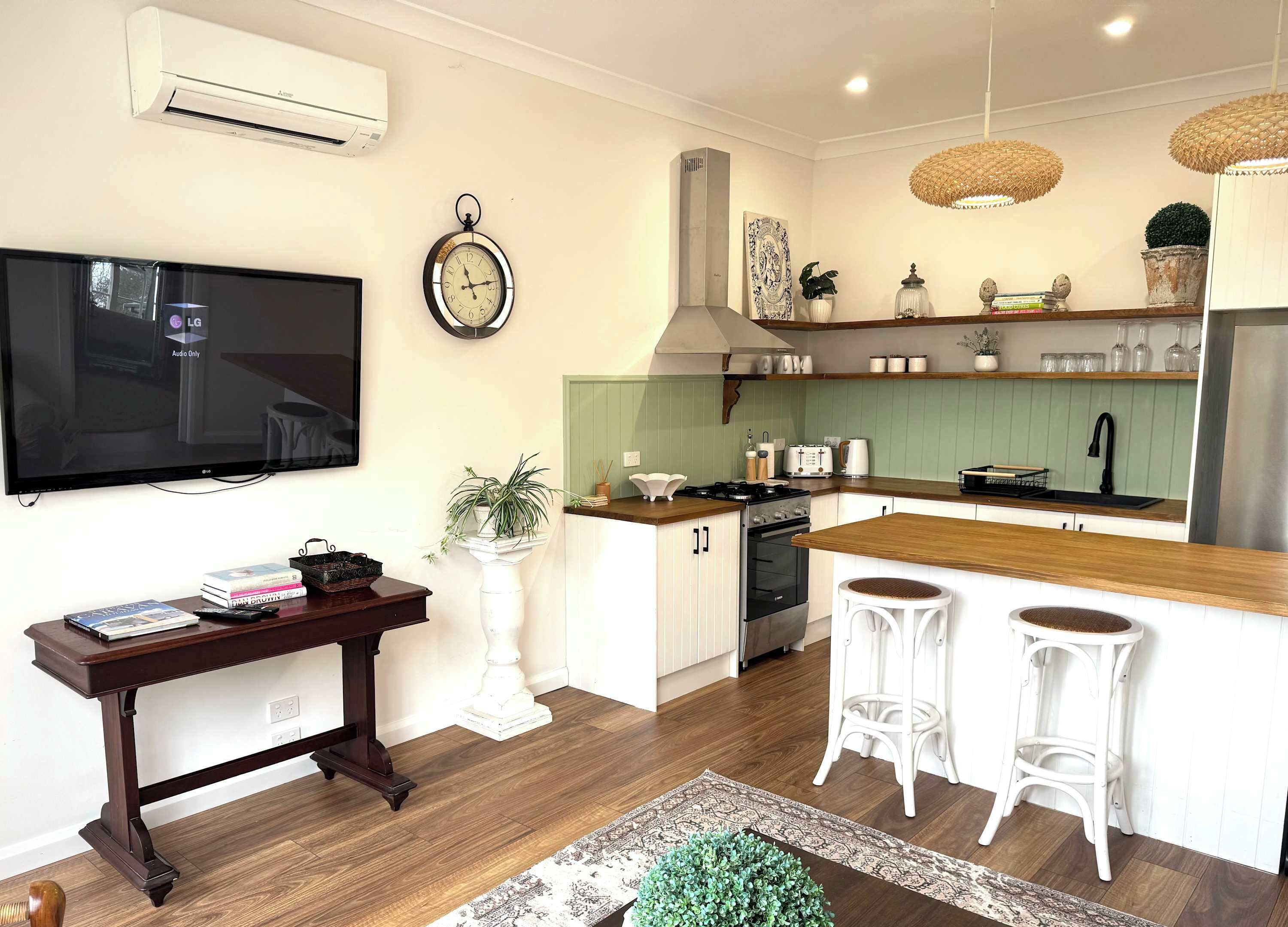 Frigorífico, microondas, horno y placa de cocina