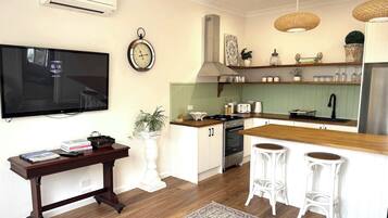 Frigorífico, microondas, horno y placa de cocina