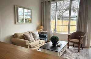 TV, offices - The Summer Cottage (Orange)