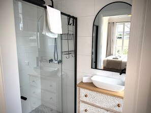 Douche, sèche-cheveux, serviettes fournies, shampoing