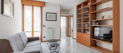 Condo, balcon | Aire de séjour | Téléviseur de 30 po avec télévision numérique