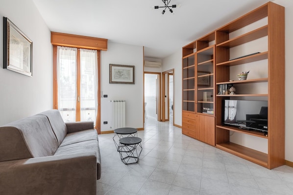 Apartamento, balcón | Zona de estar | Televisión de 30 pulgadas con canales digitales