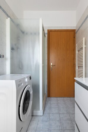 Appart'hôtel, balcon | Salle de bain | Douche, sèche-cheveux, serviettes fournies, savon