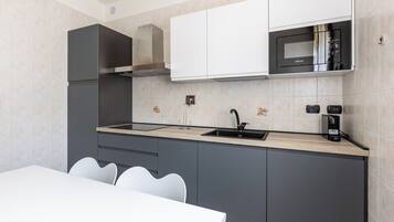 Condo, Balcony | Private kitchen | Fridge, oven, stovetop, dishwasher